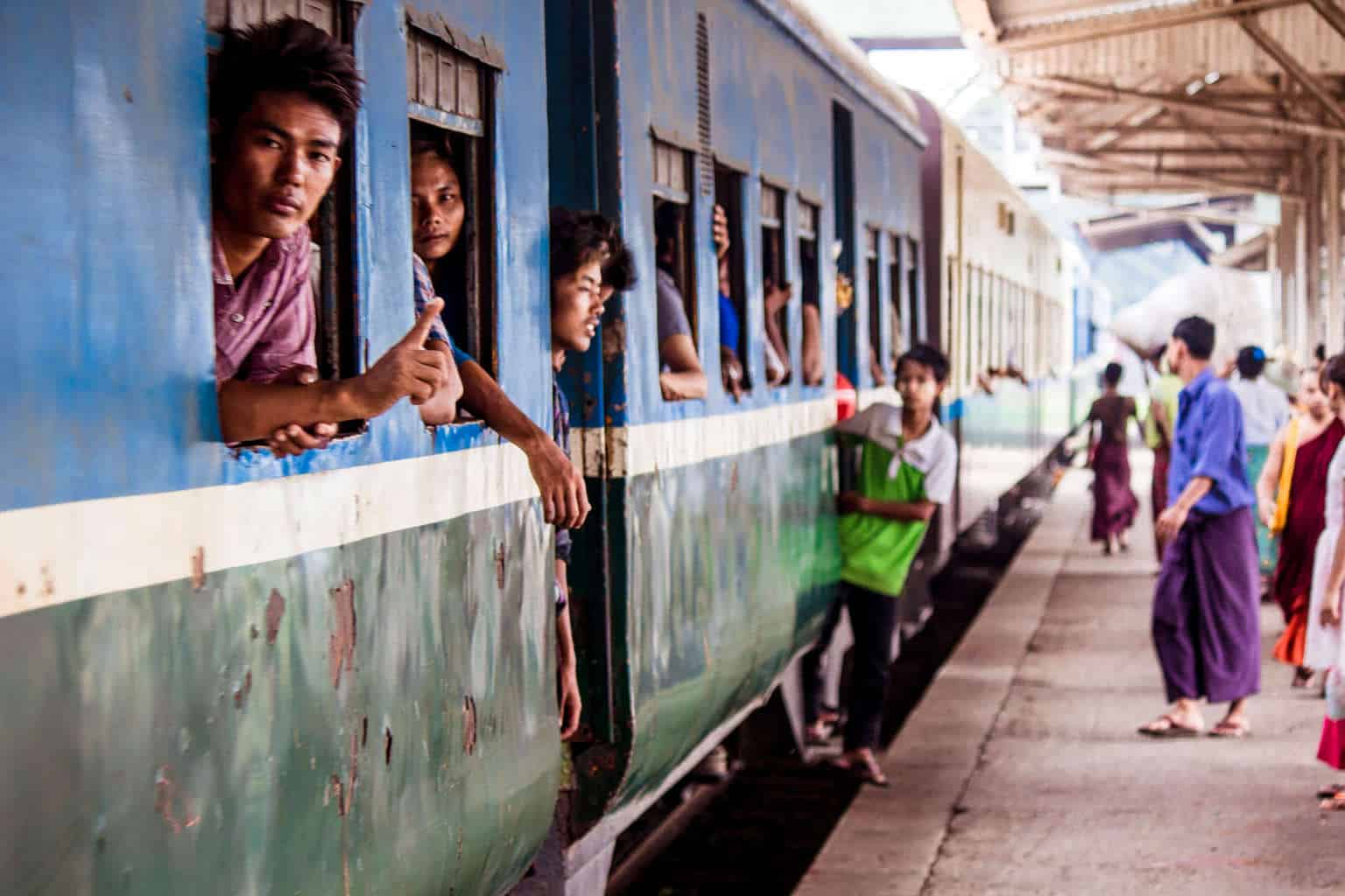 Zug mit Reisegästen in Myanmar