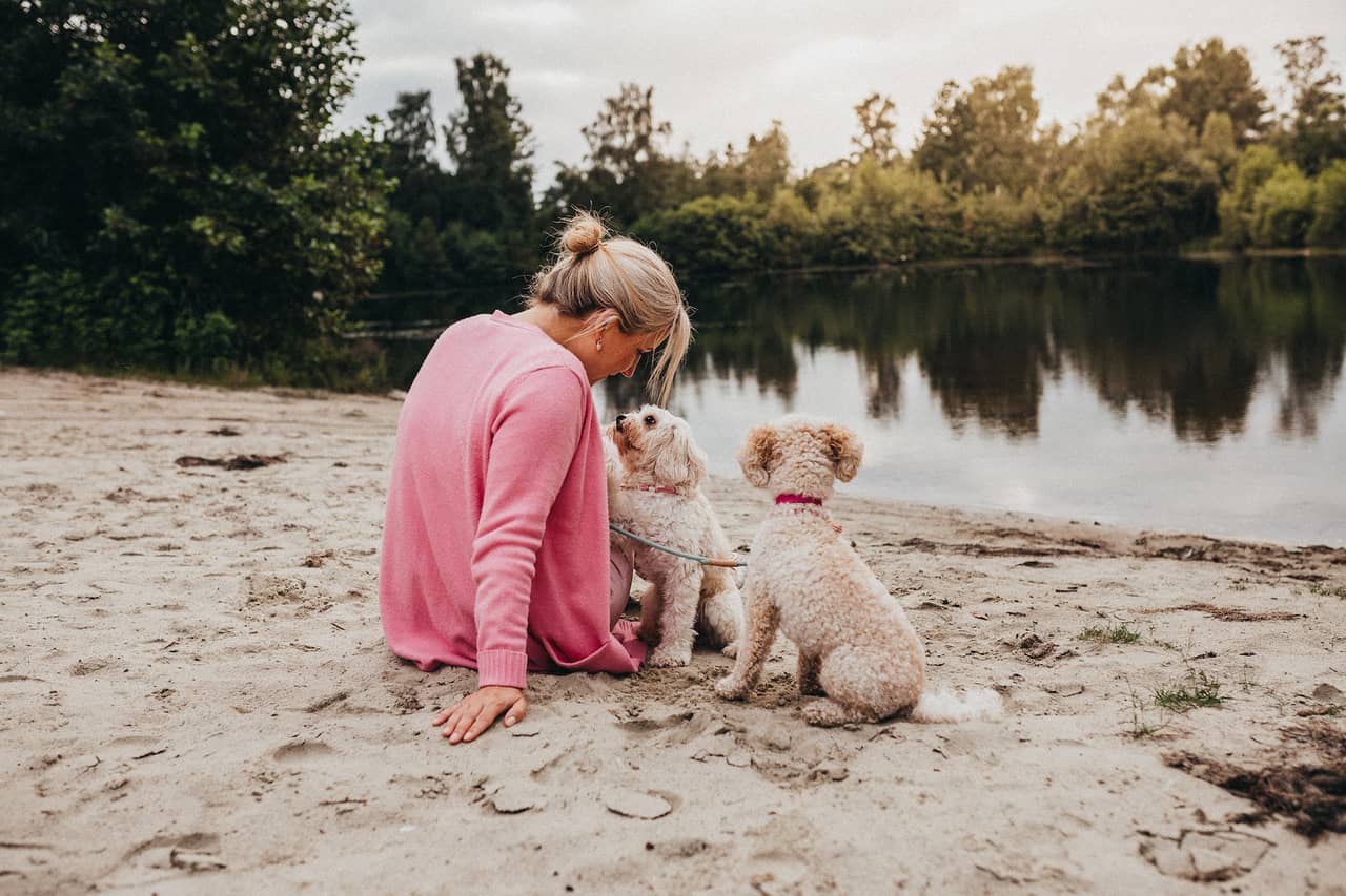 Frau mit Hunden am See